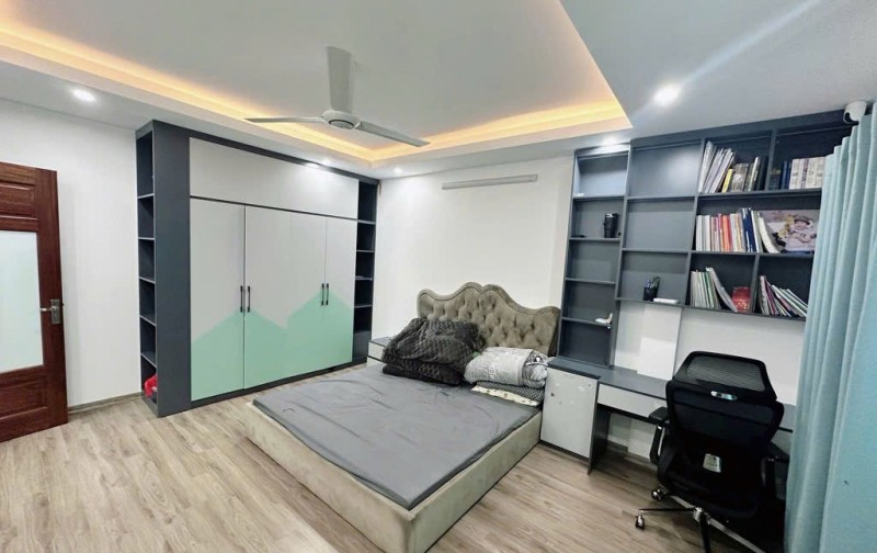 Nhà Lạc Long Quân! Diện tích 32m, 5 tầng, mặt tiền 5m!