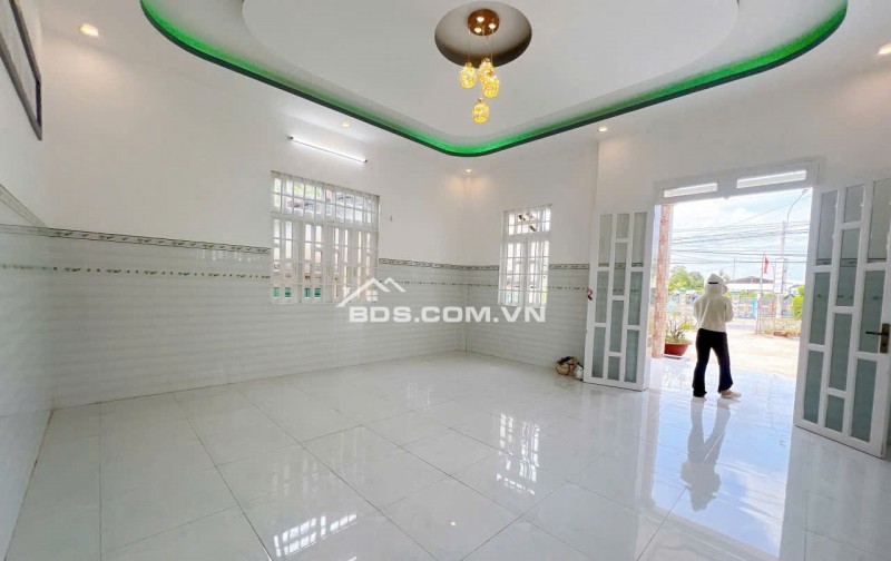 Mặt Tiền   **Địa Điểm :    Tổng Diện tích : 6x35 ( Sổ Riêng ) ONT   . Pháp Lí : Đất Thổ cư - Sổ Hồng Riêng