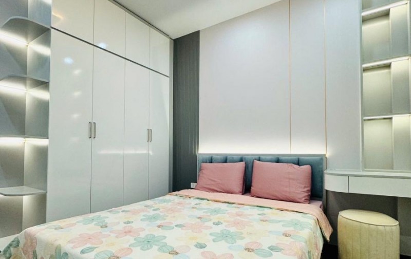 Cần bán nhà lô góc 2 mt tại ngay hồ Văn Chương, Khâm Thiên, Đống Đa. DT 65m2 x MT 5.5m x 7 tầng thang máy, ngõ oto tránh. Nhỉnh 11 tỷ TL