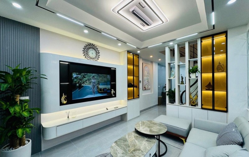 Cần bán nhà lô góc 2 mt tại ngay hồ Văn Chương, Khâm Thiên, Đống Đa. DT 65m2 x MT 5.5m x 7 tầng thang máy, ngõ oto tránh. Nhỉnh 11 tỷ TL