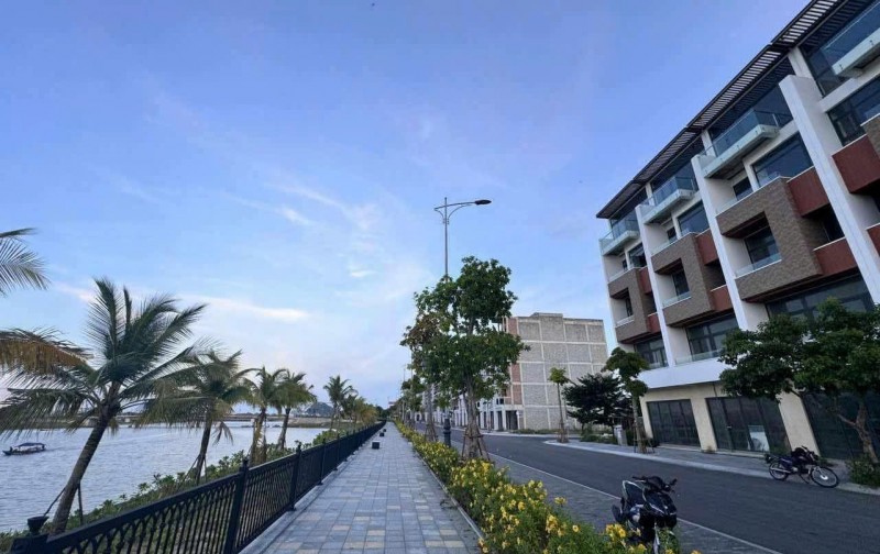 SẬP HẦM- tòa nhà mặt phố Trịnh Đình Thảo đường 15m, DT 122,5m2, 6 tầng, giá rẻ nhất