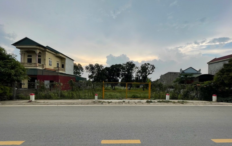 Bán lô đất 2337m2 măt tiền 22m mặt đường nhựa Xuân Sơn- Sơn Tây giá chỉ 4tr/1m2