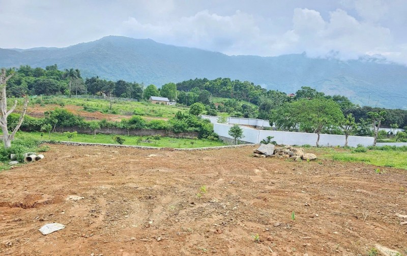 Bán 1813m2 tại Tiến Xuân thế đất cao view thoáng quần thể nghỉ dưỡng giá 9,5tr/1m2