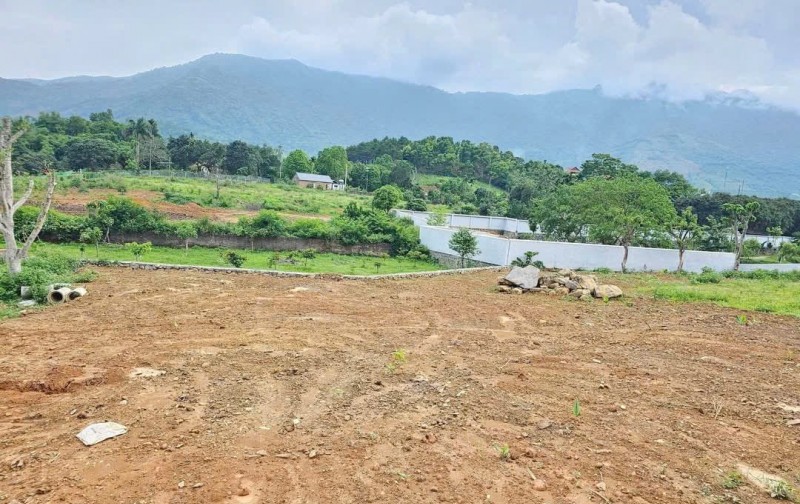 Bán 1813m2 tại Tiến Xuân thế đất cao view thoáng quần thể nghỉ dưỡng giá 9,5tr/1m2