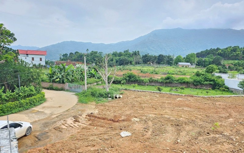 Bán 1813m2 tại Tiến Xuân thế đất cao view thoáng quần thể nghỉ dưỡng giá 9,5tr/1m2