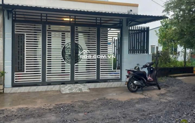 Bán nhà cấp 4 đẹp 252m2, 3PN, 1WC, mặt tiền rộng tại Tân Thông Hội