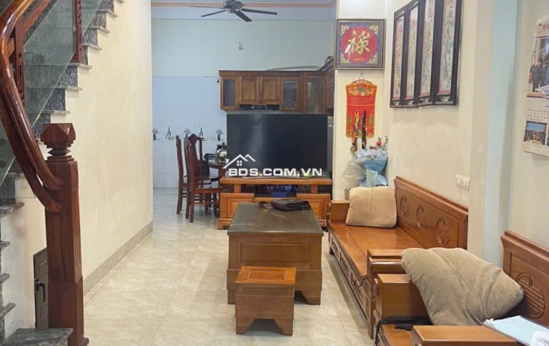 NHA DAN XAY- O TO DE NGAY DEM - GIAO THONG THUAN TIEN
