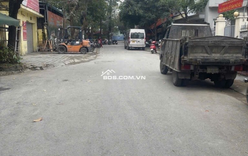 NHA DAN XAY- O TO DE NGAY DEM - GIAO THONG THUAN TIEN