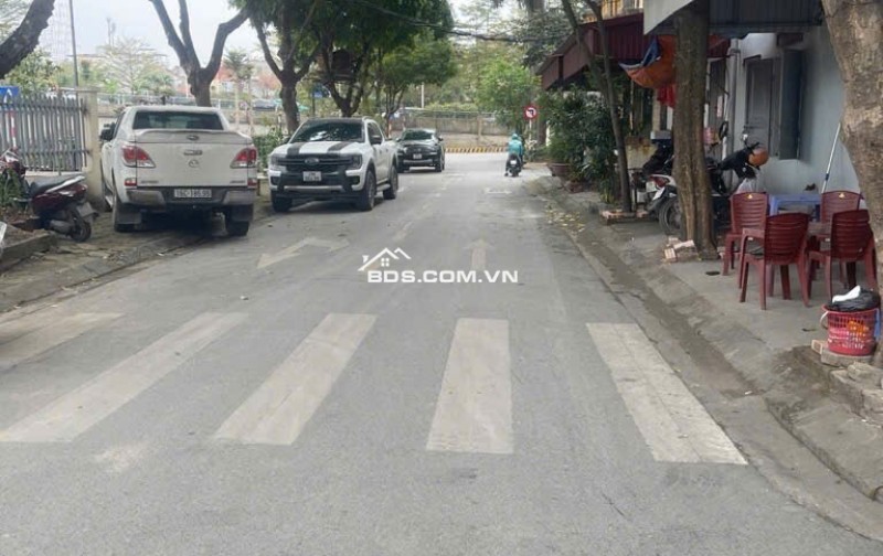 NHA DAN XAY- O TO DE NGAY DEM - GIAO THONG THUAN TIEN