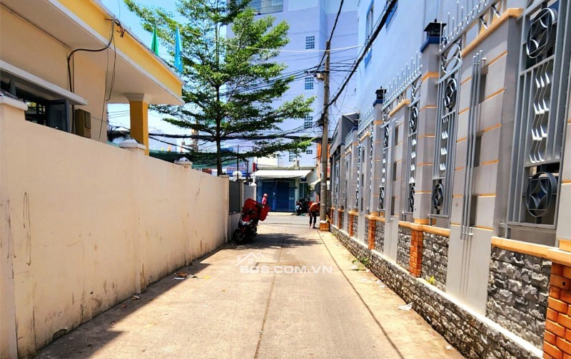 Gò Vấp, 1 căn ra mặt tiền, ngay ĐH Công Nghiệp.