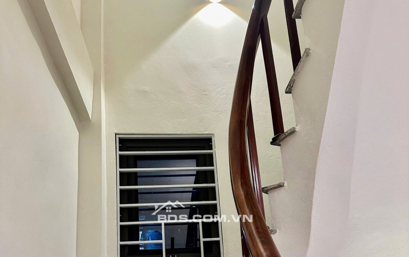 Cho thuê nhà 6 tầng x thang máy 50m cực đẹp tại ngõ 572 Ngọc Thụy