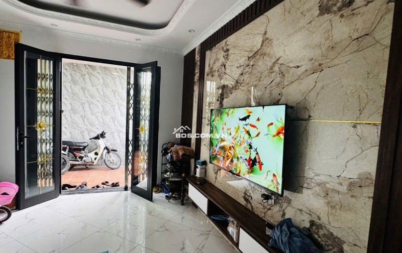 Phương Canh - Lô góc cực đẹp, ngõ trước nhà rộng thoáng - cách ô tô vài bước chân - đi bộ ra mặt phố chưa đầy 3 phút.