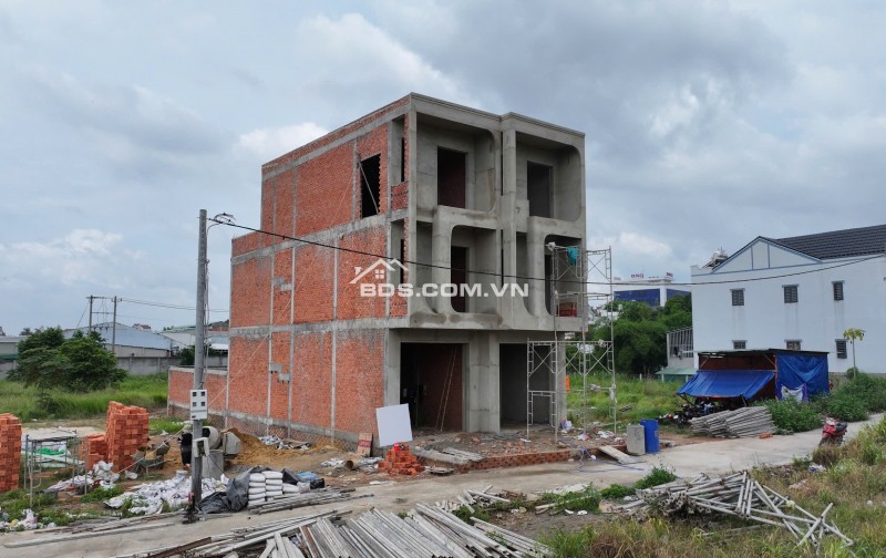 CẦN TIỀN BÁN RẺ _ LÔ ĐẤT gần ủy ban Tương Bình Hiệp.