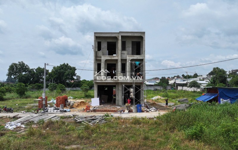CẦN TIỀN BÁN RẺ _ LÔ ĐẤT gần ủy ban Tương Bình Hiệp.