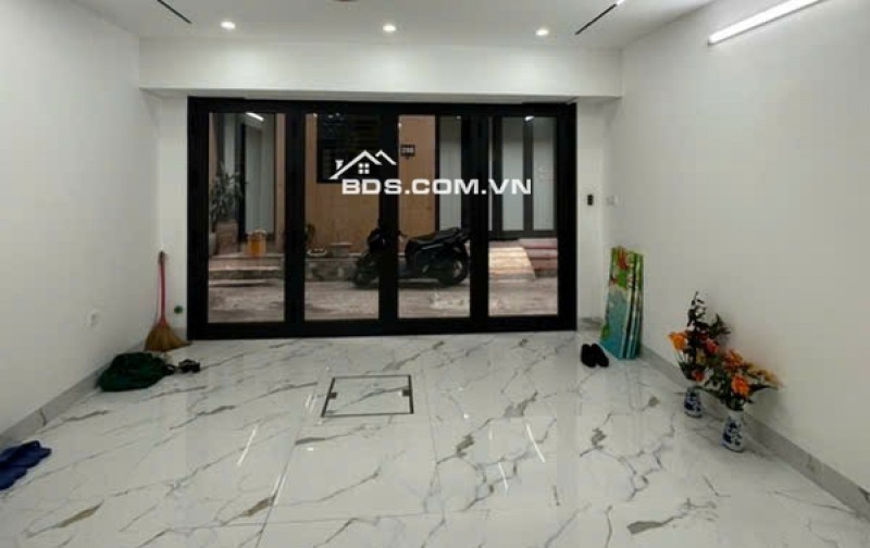 **Bán nhà lô góc Cầu Giấy – 71 m² – Giá 15.6 tỷ – Ô tô đỗ cửa,