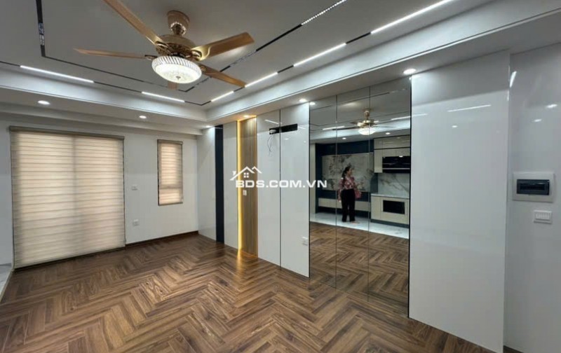 **Bán nhà lô góc Cầu Giấy – 71 m² – Giá 15.6 tỷ – Ô tô đỗ cửa,