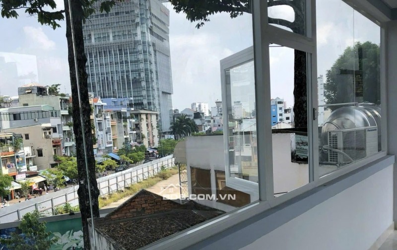 GÓC 2 MẶT TIỀN – 4 TẦNG – THU NHẬP 25TR/THÁNG – NGAY NGÃ 4 NGUYỄN TRÃI Q5. LH:0988954579