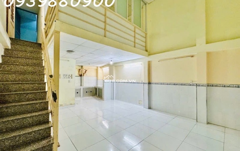 Ngay ngã tư Huỳnh Văn Bánh, nhà 3 tầng - 52m2 - 6,4Tỷ TL.