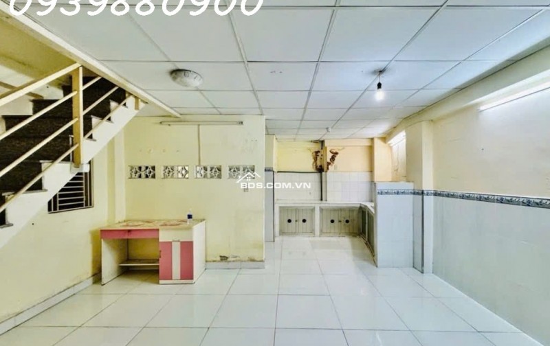 Ngay ngã tư Huỳnh Văn Bánh, nhà 3 tầng - 52m2 - 6,4Tỷ TL.