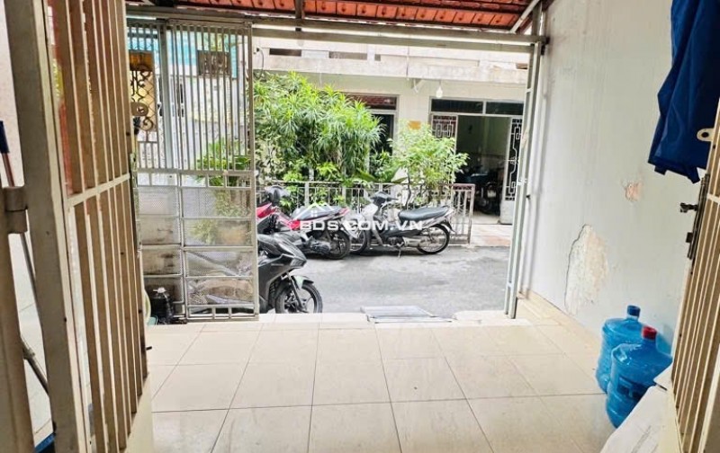 BÁN NHÀ GẦN CHỢ XÓM MỚI – HẺM THÔNG – NGANG 5.2M – 3 TẦNG BTCT – GẦN MẶT TIỀN – GIÁ TỐT CHỈ 6.7 TỶ