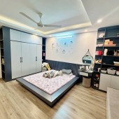 Nhà Lạc Long Quân! Diện tích 32m, 5 tầng, mặt tiền 5m!
