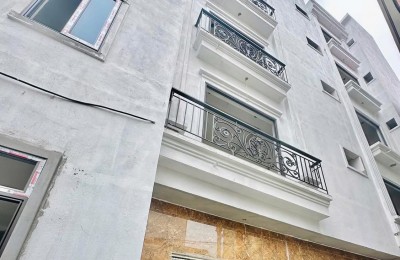 Anh trai e cần bán gấp nhà Bắc Từ Liêm. Giá 5,5 tỷ có thang máy  - diện tích 31m2,  6 Tầng (thang máy), Nhà mới cứng 100%  - ô tô đỗ cổng, 5 bước ra thông ô tô, gần phố  Lh: 0963.84.5558  Za.l.o : 0386.813.310