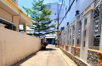 Gò Vấp, 1 căn ra mặt tiền, ngay ĐH Công Nghiệp.
