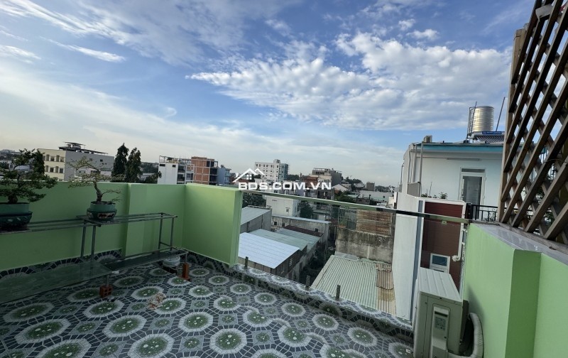 BÁN GẤP NHÀ SIÊU ĐẸP, 3 TẦNG, NGANG 4.5m, 4PN, XE HƠI 7C, VÕ VĂN HÁT - CHỈ 4.9 TỶ