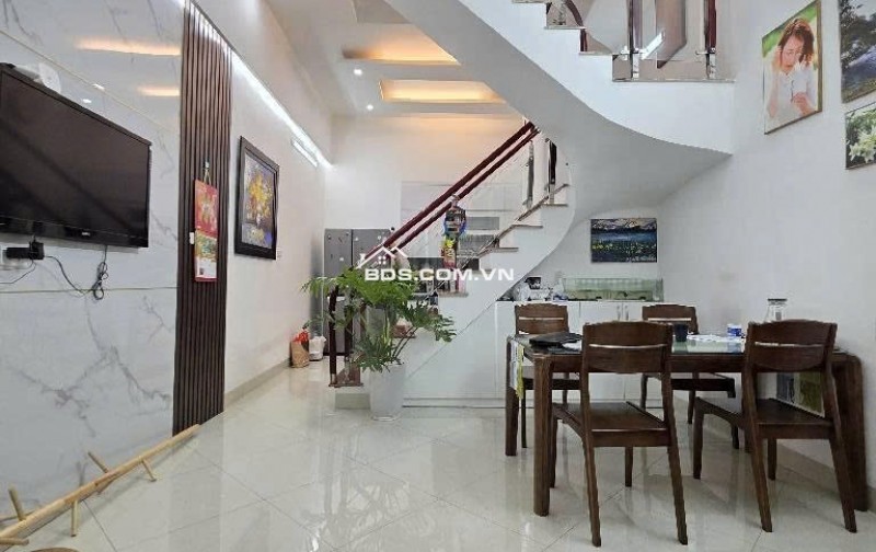 Nhỉnh 8 Tỷ - Chùa Láng, Đống Đa - Gần Phố - 3gác Tránh - 42m, 5 Tầng.