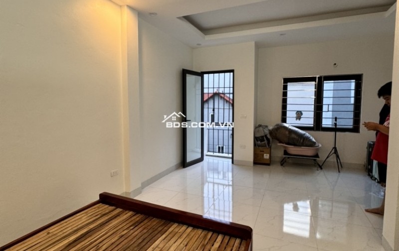  NHÀ MỚI ĐẸP – GẦN HỒ – NGÕ THÔNG – TIỆN ÍCH NGẬP TRÀN – Ở NGAY - CỰ KHỐI LONG BIÊN