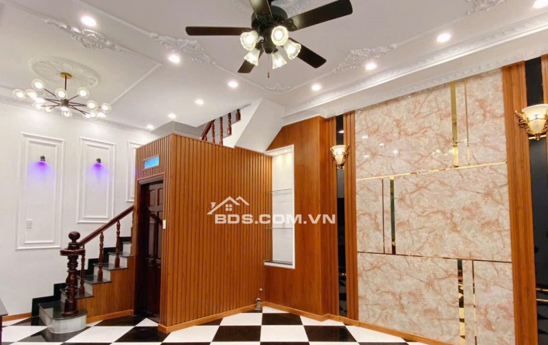 37. Nhà trệt lầu sau lưng Vincom Hùng Vương cách mặt tiền chỉ 1 căn nhà