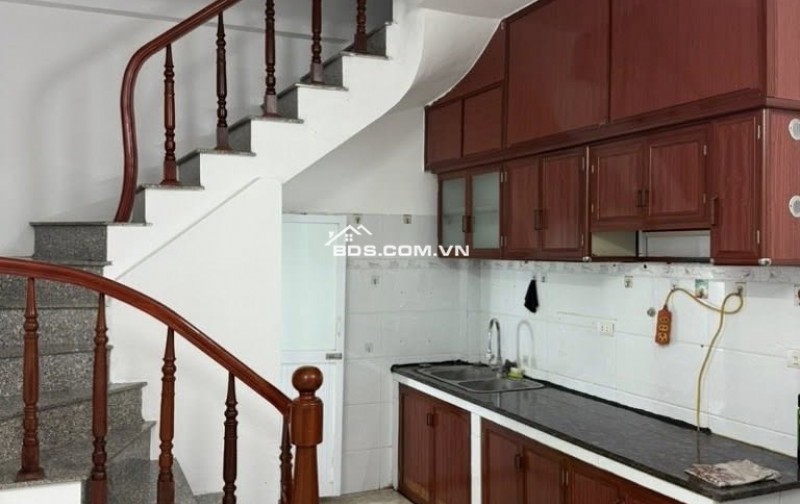 phố Hoàng Như Tiếp – trung tâm Long Biên, chỉ 60m ra mặt phố Hồng Tiến, 1km tới cầu Chương Dương, đi Hồ Gươm chỉ mất 10 phút