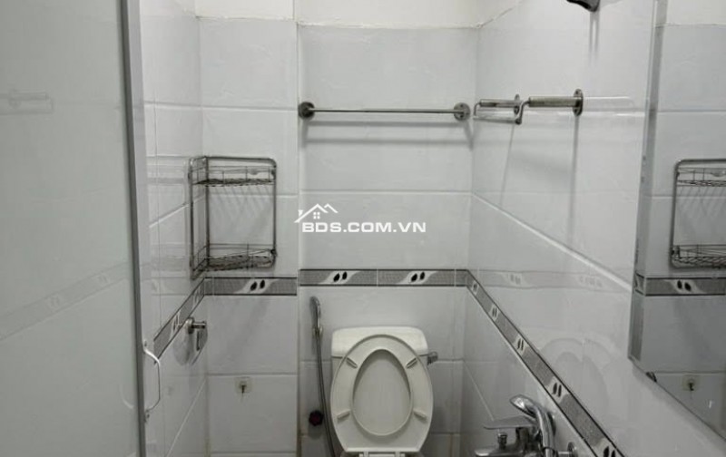 phố Hoàng Như Tiếp – trung tâm Long Biên, chỉ 60m ra mặt phố Hồng Tiến, 1km tới cầu Chương Dương, đi Hồ Gươm chỉ mất 10 phút