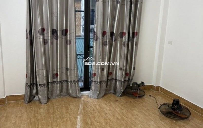 phố Hoàng Như Tiếp – trung tâm Long Biên, chỉ 60m ra mặt phố Hồng Tiến, 1km tới cầu Chương Dương, đi Hồ Gươm chỉ mất 10 phút