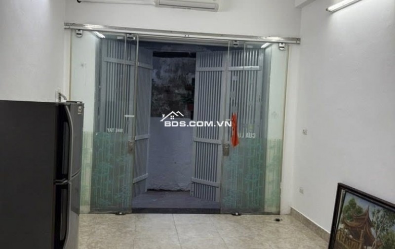 phố Hoàng Như Tiếp – trung tâm Long Biên, chỉ 60m ra mặt phố Hồng Tiến, 1km tới cầu Chương Dương, đi Hồ Gươm chỉ mất 10 phút