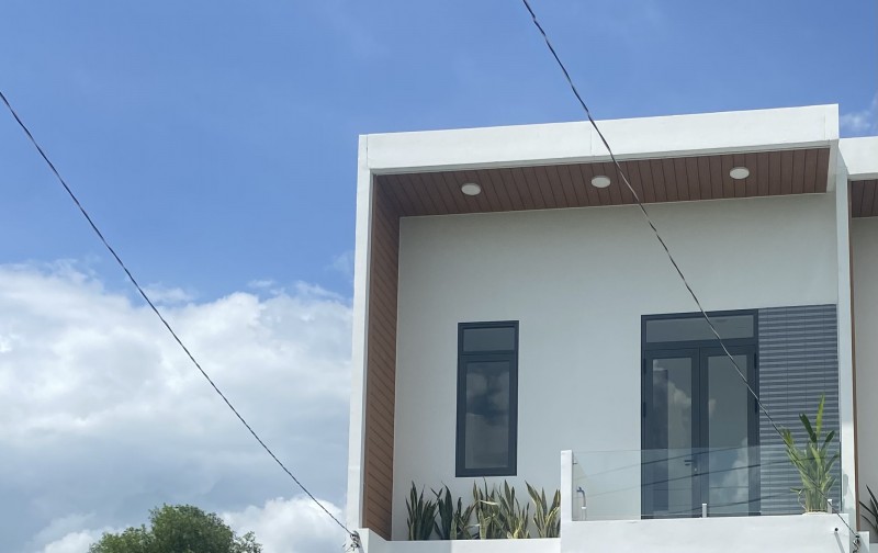 BÁN NHÀ MẶT TIỀN - TT CẦN ĐƯỚC - FULL NỘI THẤT