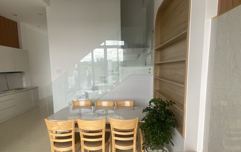 BÁN NHÀ MẶT TIỀN - TT CẦN ĐƯỚC - FULL NỘI THẤT