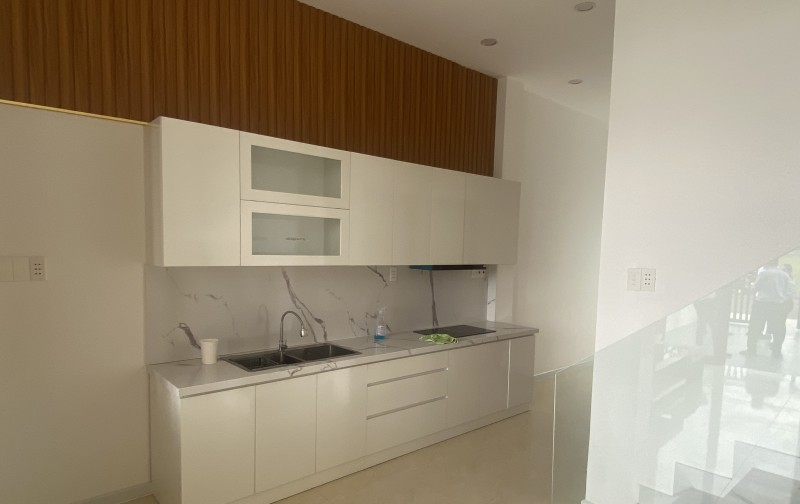 BÁN NHÀ MẶT TIỀN - TT CẦN ĐƯỚC - FULL NỘI THẤT
