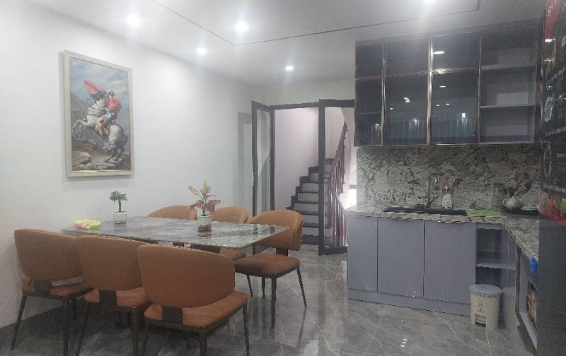 Bán căn nhà hoa hậu phố trạm