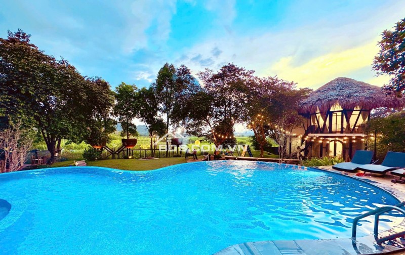 Chính chủ cần bán khu nghỉ dưỡng hơn 2000m² Ba Vì thiết kế hiện đại, view thoáng đẹp.