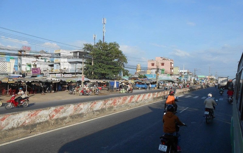BÁN GẤP LÔ ĐẤT MẶT TIỀN TT BẾN LỨC , FULL THỔ CƯ