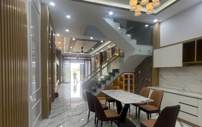 Cần Bán Gấp Căn Nhà Ngay Chợ Bình Chánh ,DT 113m2 , SỔ HỒNG