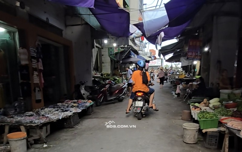 Xuất hiện căn nhà siêu hiếm mặt chợ cầu gừng kinh doanh cả ngày, Phủ Lý, Hà Nam