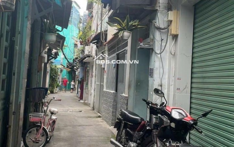 Tuyệt vời! Dựa trên thông tin bạn cung cấp, đây là một vài tiêu đề gợi ý, đáp ứng các yêu cầu của bạn:

**Gợi ý 1:**

Nhà xinh hẻm Quang Trung, Gò
