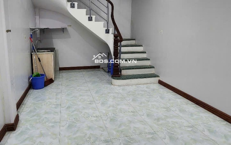 Cho thuê nhà phố Hào Nam – Đống Đa, 30m² x 4.5 tầng – Gần ô tô – Kinh doanh hoặc ở gia đình – Giá 11 triệu