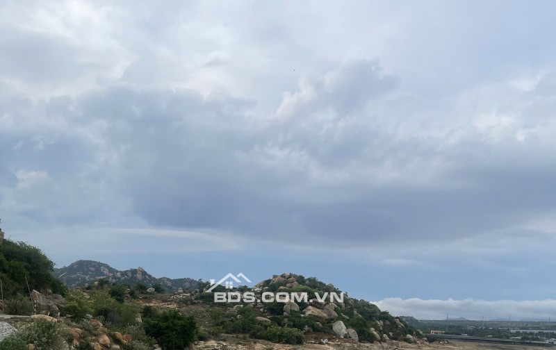 Kẹt tiền bán 6640m2 giá 3,2 tỷ, sổ đỏ, gần khu du lịch Mũi Dinh, Ninh Phước, Ninh Thuận
