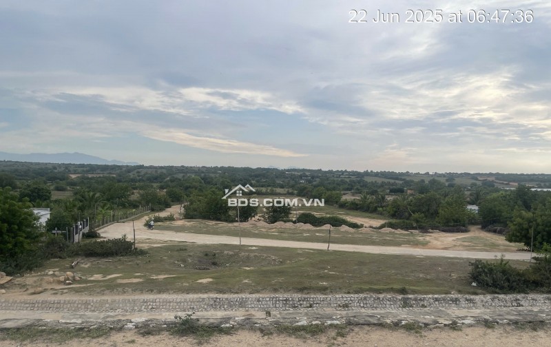 Kẹt tiền bán 6640m2 giá 3,2 tỷ, sổ đỏ, gần khu du lịch Mũi Dinh, Ninh Phước, Ninh Thuận