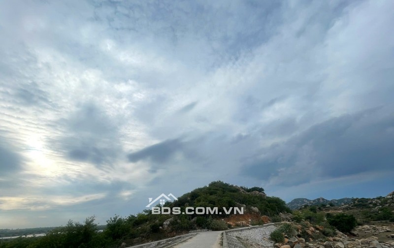 Kẹt tiền bán 6640m2 giá 3,2 tỷ, sổ đỏ, gần khu du lịch Mũi Dinh, Ninh Phước, Ninh Thuận