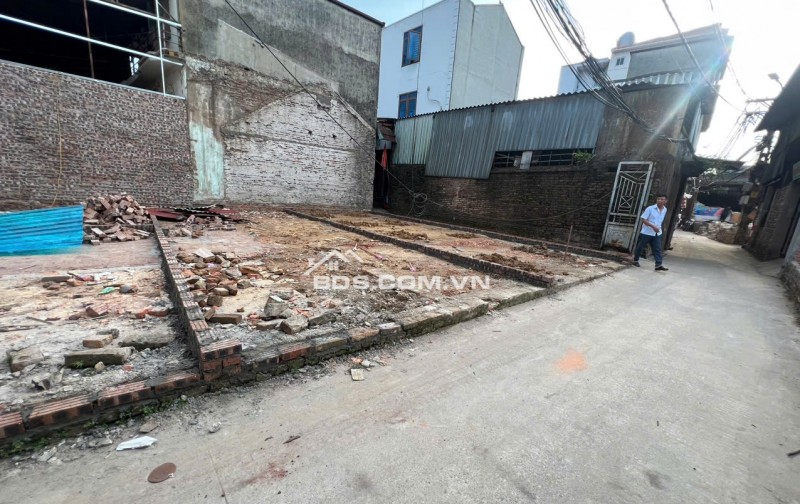 Cắt lỗ lô duy nhất diện tích 244 m mặt tiền 10 m đất vuông  giá chỉ 20 tr 1 m2  Đường xe ô tô đỗ cửa Phù Khê Thượng  Đất nằm trong khu dân cư đông đúc