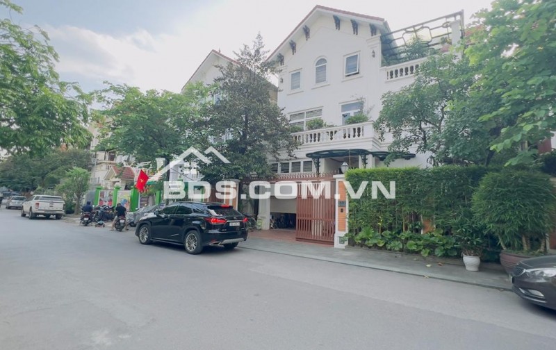 Bán biệt thự Làng Việt Kiều Châu Âu đường Nguyễn Văn Lộc DT 200m2 x 3 tầng giá 47.9 tỷ